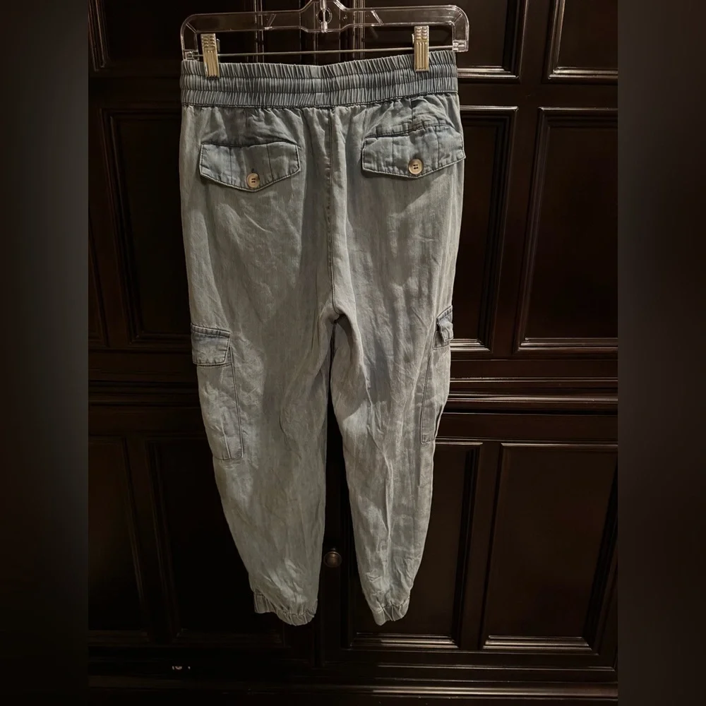 Dress Forum Los Angeles Women’s Light Wash Denim Cargo Joggers - Picture 2 of 12